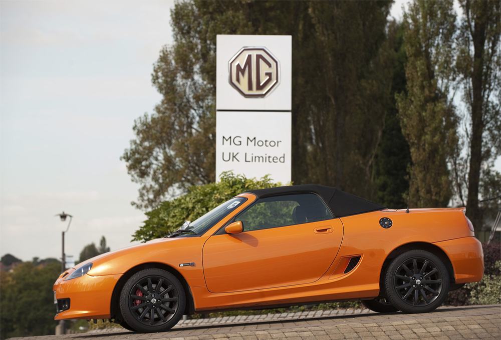 السيارة الرياضية إم جي روفر MG Rover تظهر خارج مصنع الشركة في برمنغهام.