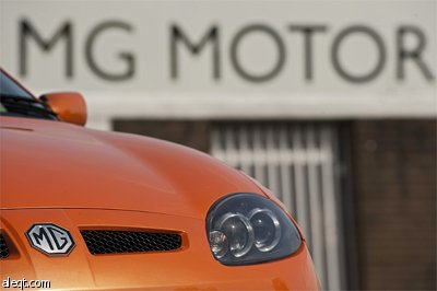 السيارة الرياضية إم جي روفر MG Rover تظهر خارج مصنع الشركة في برمنغهام.