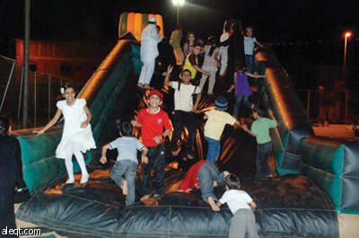 احتفالات العيد تتواصل تفاعلا مع اليوم الوطني