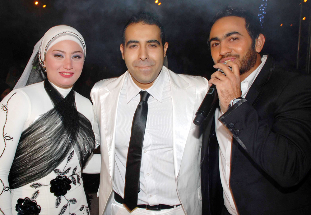لقطة جماعية للفنان تامر حسني مع محمد عدوية وخطيبته إسراء في فندق نوفوتيل في مدينة 6أكتوبر بمناسبة حفل الخطوبة.