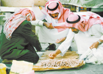 «السواك» .. أسعاره المنخفضة تدفع المستهلكين إلى اقتنائه