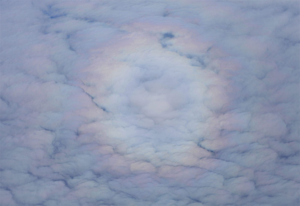 صورة نادرة يظهر فيها قوس الرحمة بشكل "دائري" وسط تشكيلة من الغيوم في الجو.