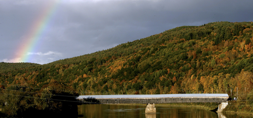 صورة نادرة يظهر فيها قوس الرحمة بشكل "دائري" وسط تشكيلة من الغيوم في الجو.