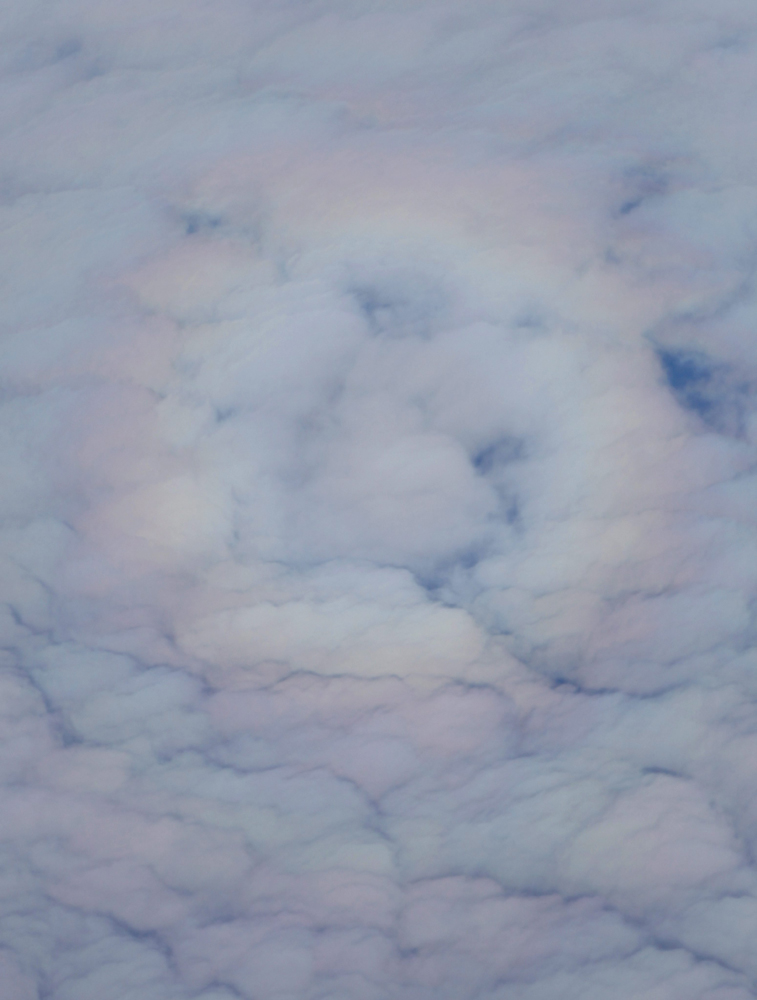 صورة نادرة يظهر فيها قوس الرحمة بشكل "دائري" وسط تشكيلة من الغيوم في الجو.