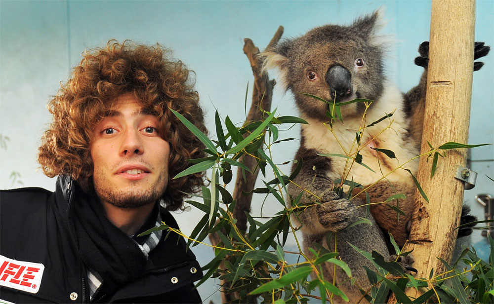 الدراج الايطالي ماركو سيمونسيلي مع حيوان الـ "كوالا" في محمية للحيوانات البرية بالقرب من جزيرة فيليب شرق مدينة ملبورن.