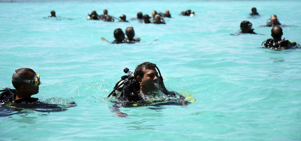 حكومة المالديف تعقد اجتماعا تحت الماء