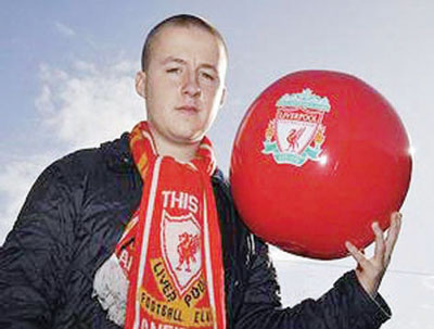 طفل الكرة الشاطئية يعتذر لليفربول