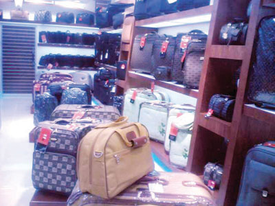 «محال الشنط» لا تشهد ركودا وحراكها طوال أيام السنة