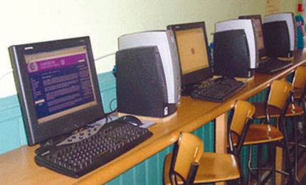 مقاهي إنترنت أضحت ملاذاً لـ «الهاربين من مدارسهم»