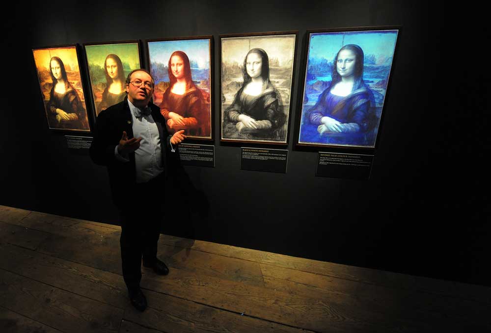 المهندس الفرنسي  باسكال كوتي يشرح  للصحفيين 'أسرار لوحة الموناليزا' في متحف العلوم والصناعة "موزي" في مانشستر