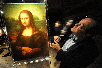 المهندس الفرنسي  باسكال كوتي يشرح  للصحفيين 'أسرار لوحة الموناليزا' في متحف العلوم والصناعة "موزي" في مانشستر