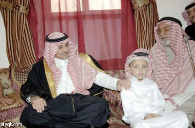 أمير تبوك ينقل تعازي القيادة لأسر الشهداء في المواجهات مع المتسللين