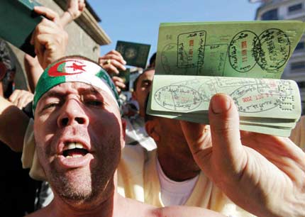 بين مصر والجزائر.. السودانيون منقسمون