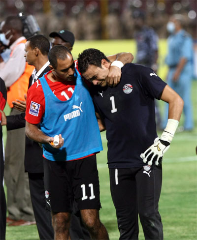 بعد مباراة مصر والجزائر.. الفنانون المصريون يقاطعون المهرجانات الجزائرية و سقوط 14 قتيلا و254 جريحا في احتفالات الجزائر