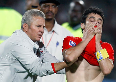 بعد مباراة مصر والجزائر.. الفنانون المصريون يقاطعون المهرجانات الجزائرية و سقوط 14 قتيلا و254 جريحا في احتفالات الجزائر