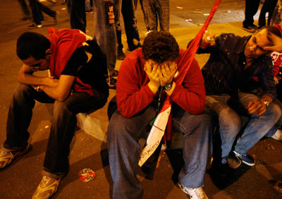 بعد مباراة مصر والجزائر.. الفنانون المصريون يقاطعون المهرجانات الجزائرية و سقوط 14 قتيلا و254 جريحا في احتفالات الجزائر