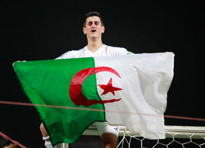 بعد مباراة مصر والجزائر.. الفنانون المصريون يقاطعون المهرجانات الجزائرية و سقوط 14 قتيلا و254 جريحا في احتفالات الجزائر