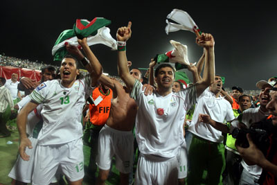 بعد مباراة مصر والجزائر.. الفنانون المصريون يقاطعون المهرجانات الجزائرية و سقوط 14 قتيلا و254 جريحا في احتفالات الجزائر