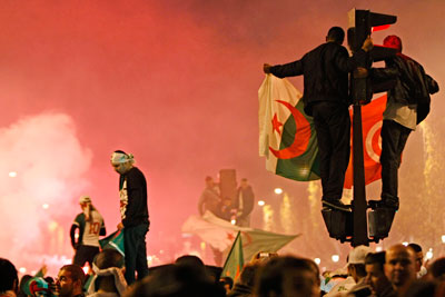 بعد مباراة مصر والجزائر.. الفنانون المصريون يقاطعون المهرجانات الجزائرية و سقوط 14 قتيلا و254 جريحا في احتفالات الجزائر