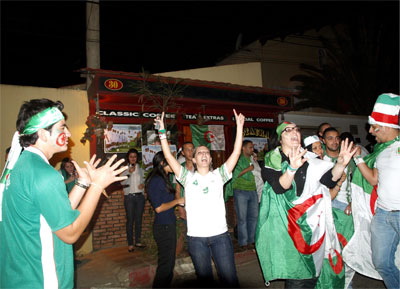 بعد مباراة مصر والجزائر.. الفنانون المصريون يقاطعون المهرجانات الجزائرية و سقوط 14 قتيلا و254 جريحا في احتفالات الجزائر