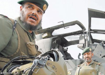 طائرة الأباتشي (الدبابة الجوية) تشل حركة المتسللين وتدك حصونهم