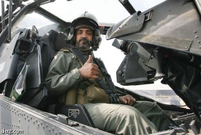 طائرة الأباتشي (الدبابة الجوية) تشل حركة المتسللين وتدك حصونهم