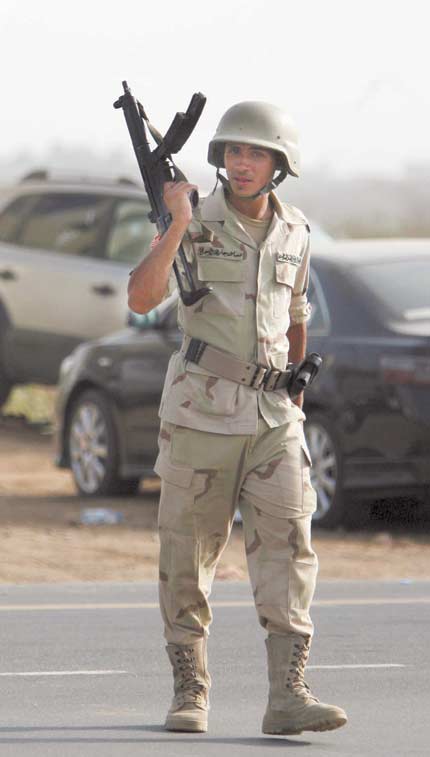 القوات السعودية تحبط هجوما مسلحا لمئات المتسللين