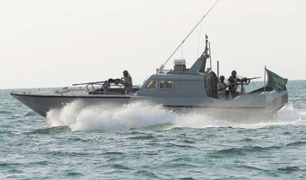 القوات السعودية تحبط هجوما مسلحا لمئات المتسللين