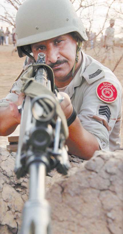 القوات السعودية تحبط هجوما مسلحا لمئات المتسللين