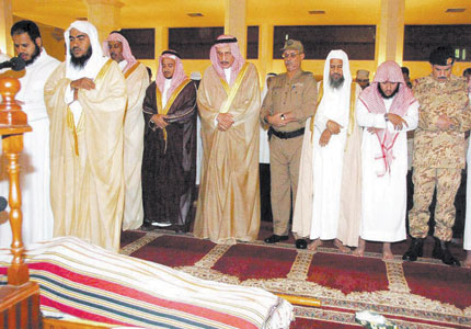 أمير جازان يتقدم المصلين على الشهيد الشمراني