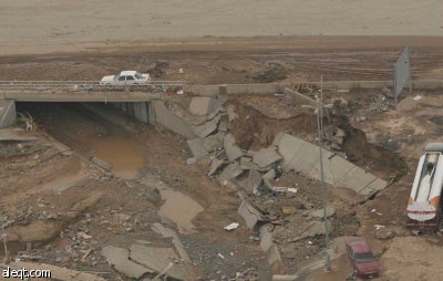 خادم الحرمين يوجه بتقديم مساعدات للمتضررين من الأمطار في جدة.. وارتفاع الوفيات إلى 83