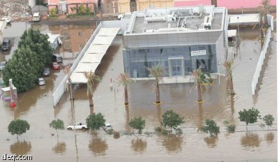خادم الحرمين يوجه بتقديم مساعدات للمتضررين من الأمطار في جدة.. وارتفاع الوفيات إلى 83