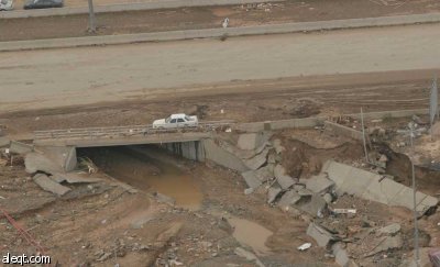 خادم الحرمين يوجه بتقديم مساعدات للمتضررين من الأمطار في جدة.. وارتفاع الوفيات إلى 83