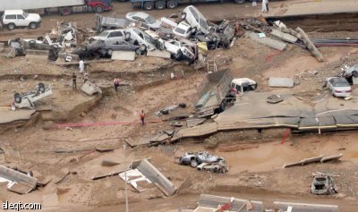 خادم الحرمين يوجه بتقديم مساعدات للمتضررين من الأمطار في جدة.. وارتفاع الوفيات إلى 83