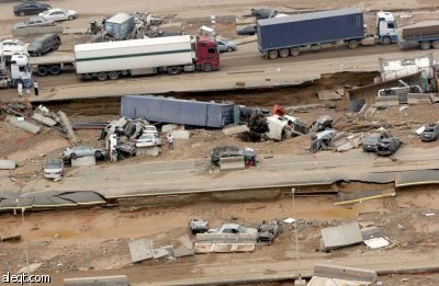 خادم الحرمين يوجه بتقديم مساعدات للمتضررين من الأمطار في جدة.. وارتفاع الوفيات إلى 83