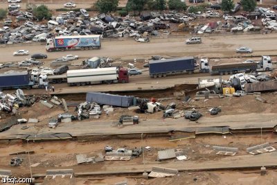 خادم الحرمين يوجه بتقديم مساعدات للمتضررين من الأمطار في جدة.. وارتفاع الوفيات إلى 83