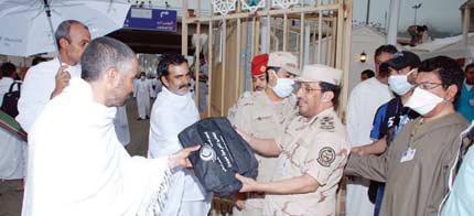 .. و«صحة الحرس» توزع حقائب إسعافات أولية في مِنى