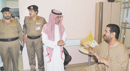 د. بن معمر يتفقد المرضى من منسوبي «الداخلية»