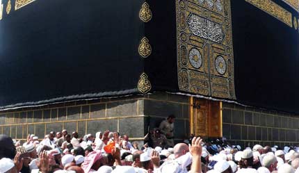 الحجاج ينهون مناسكهم.. واستنفار في مطار جدة ومينائها