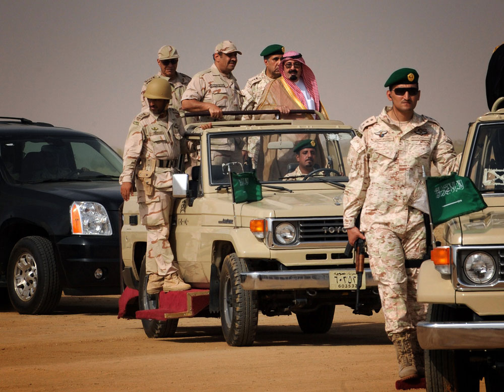 خادم الحرمين الشريفين يأمر بإنشاء 10 آلاف وحدة سكنية لأبنائه النازحين في جازان