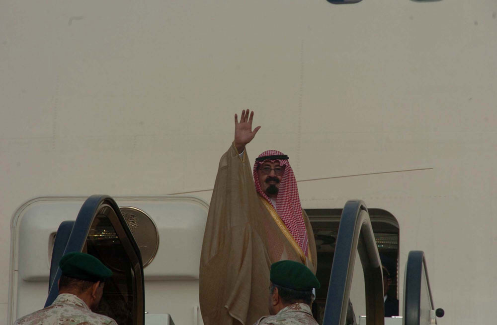 خادم الحرمين الشريفين يأمر بإنشاء 10 آلاف وحدة سكنية لأبنائه النازحين في جازان