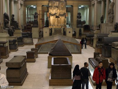 فرنسا تسلم مصر خمس لوحات جدارية أثرية سُرقت قبل ربع قرن