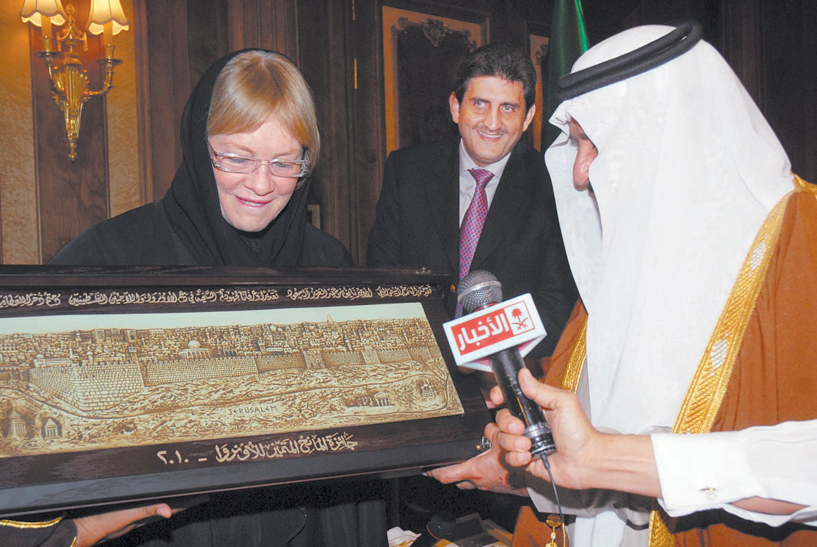 النائب الثاني يتسلم جائزة المانح المتميز لدوره الإنساني والإغاثي