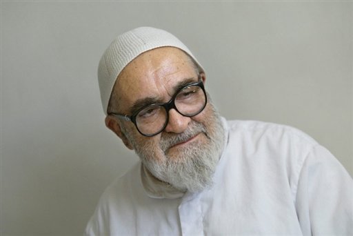 جثمان المعارض الإيراني البارز حسين علي منتظري مسجى في منزله في انتظار دفنه