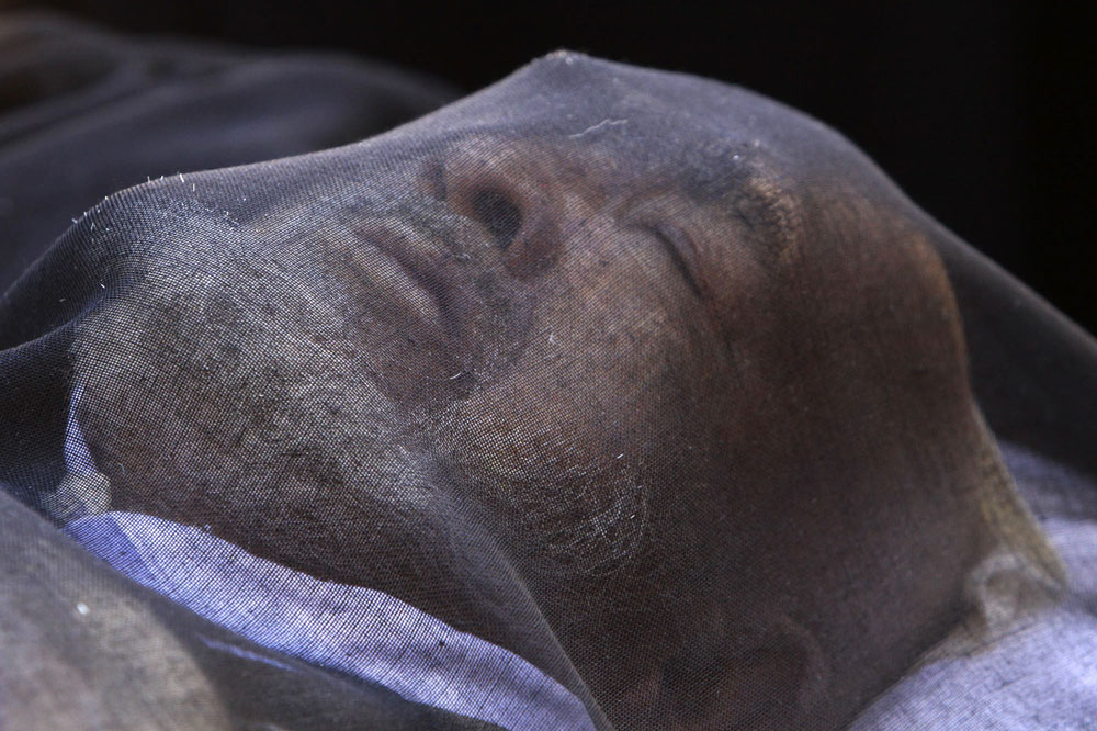 جثمان المعارض الإيراني البارز حسين علي منتظري مسجى في منزله في انتظار دفنه