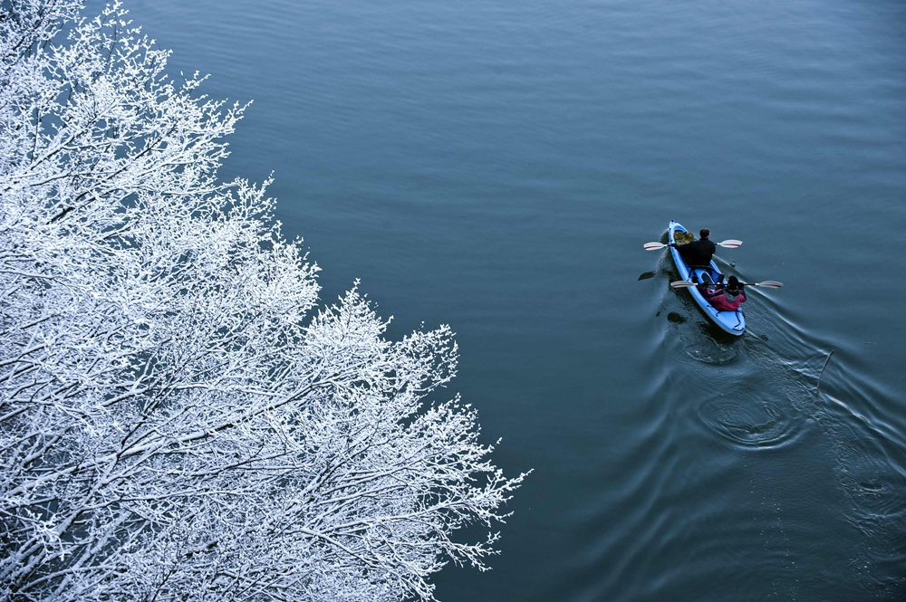 سلوفينيان يجدفان على نهر يونيكا في مدينة راكوف التابعة لسلوفينيا.