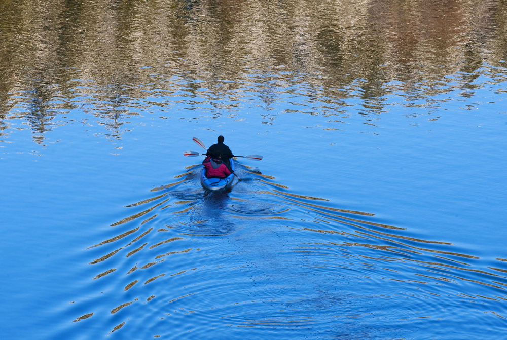 سلوفينيان يجدفان على نهر يونيكا في مدينة راكوف التابعة لسلوفينيا.
