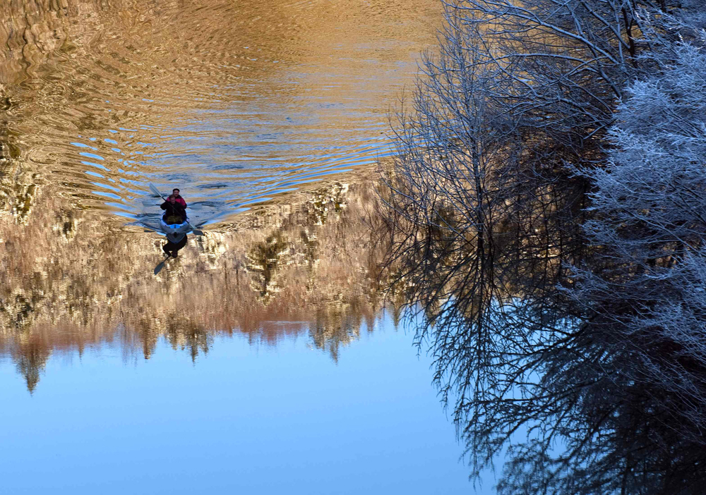 سلوفينيان يجدفان على نهر يونيكا في مدينة راكوف التابعة لسلوفينيا.