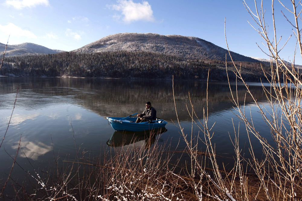 سلوفينيان يجدفان على نهر يونيكا في مدينة راكوف التابعة لسلوفينيا.