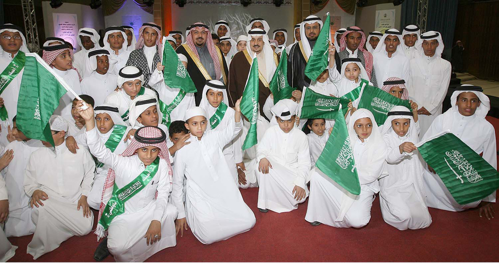 أمير منطقة القصيم يكرم الطلاب المتفوقين في بريدة